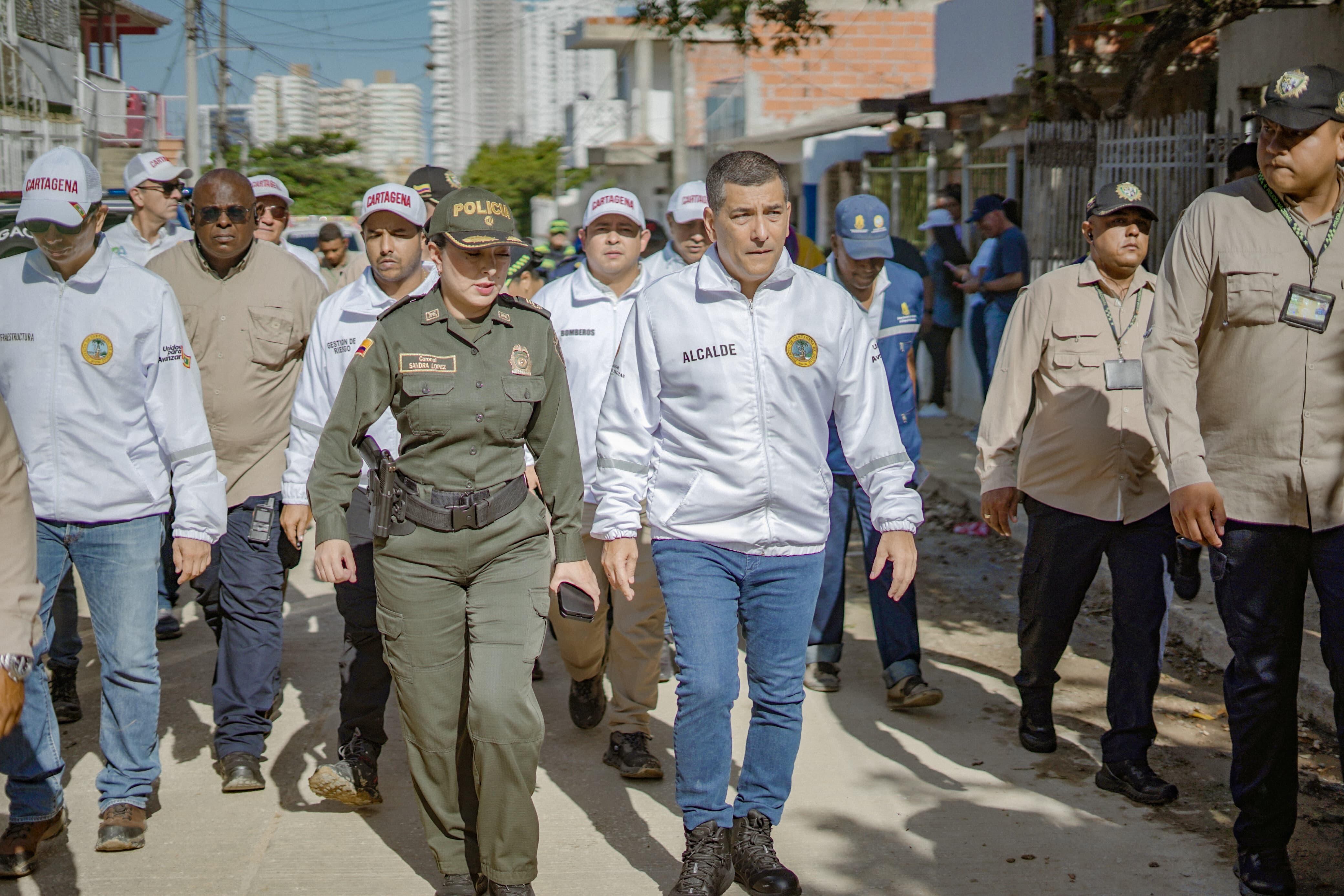 Alcalde Dumek Turbay recorriendo el sitio de la emergencia.