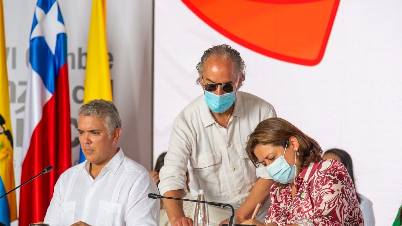 Firma de TLC entre Alianza del Pacífico y Singapur. Foto: Twitter de @MincomercioCo