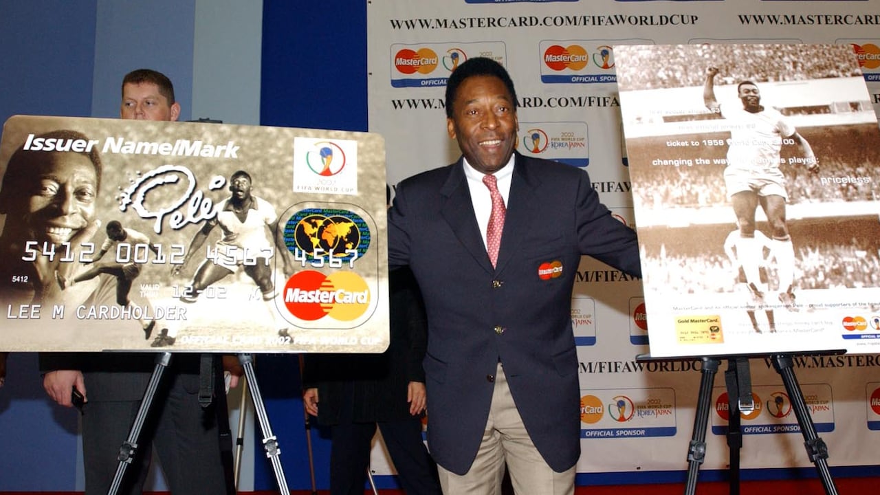 Pelé con una marca de tarjetas de crédito