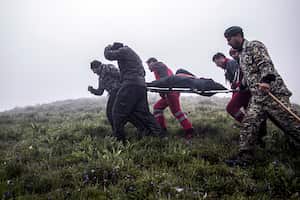 Así trabajaron los cuerpos de rescate (Photo by Azin Haghighi / Moj News Agency/Anadolu via Getty Images)