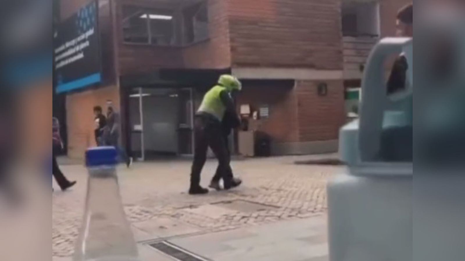 La Policía sacó al presunto ladrón del campus.