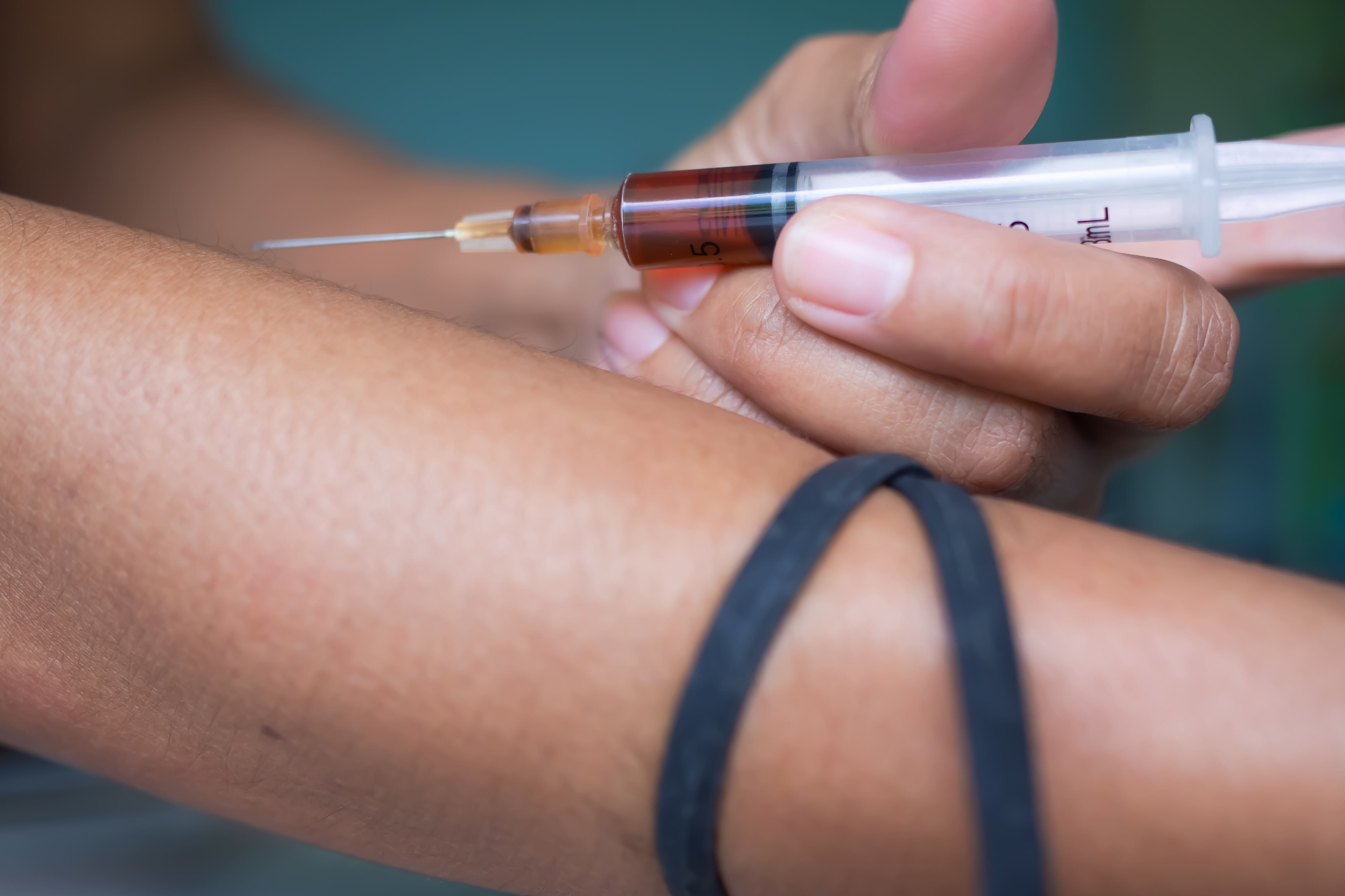 persona inyectandose droga