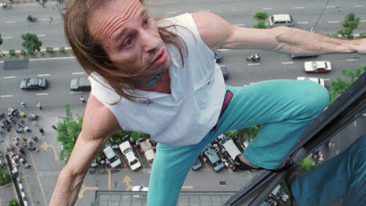 Alain Robert entró en el libro de los ‘Guinness World Records’ por escalar más de 100 edificios y monumentos sin ningún tipo de protección.