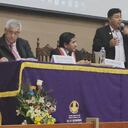 Raúl Doroteo, con micrófono en mano, en una sesión donde juramentó al nuevo presidente de la Liga Parlamentaria de la Región Ica el congresista Raúl Huamán Coronado