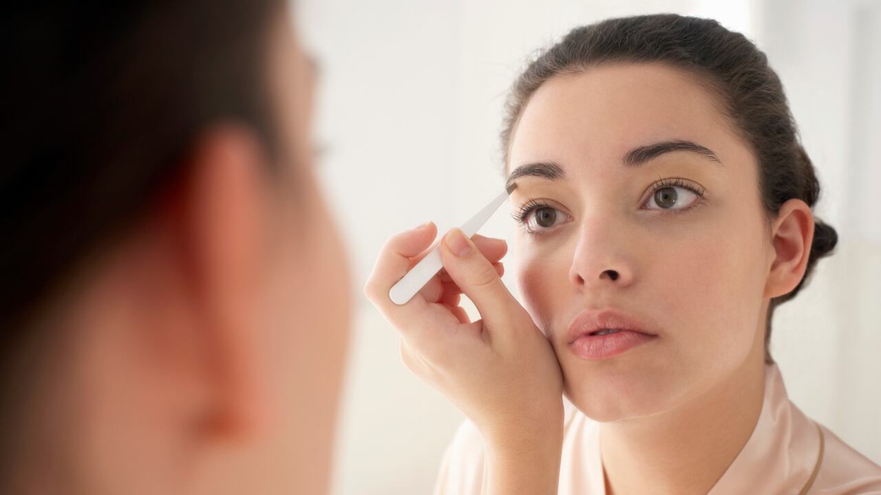 Peinar las cejas suavemente con un cepillo puede favorecer el crecimiento del vello, ya que activa la circulación de la zona.
