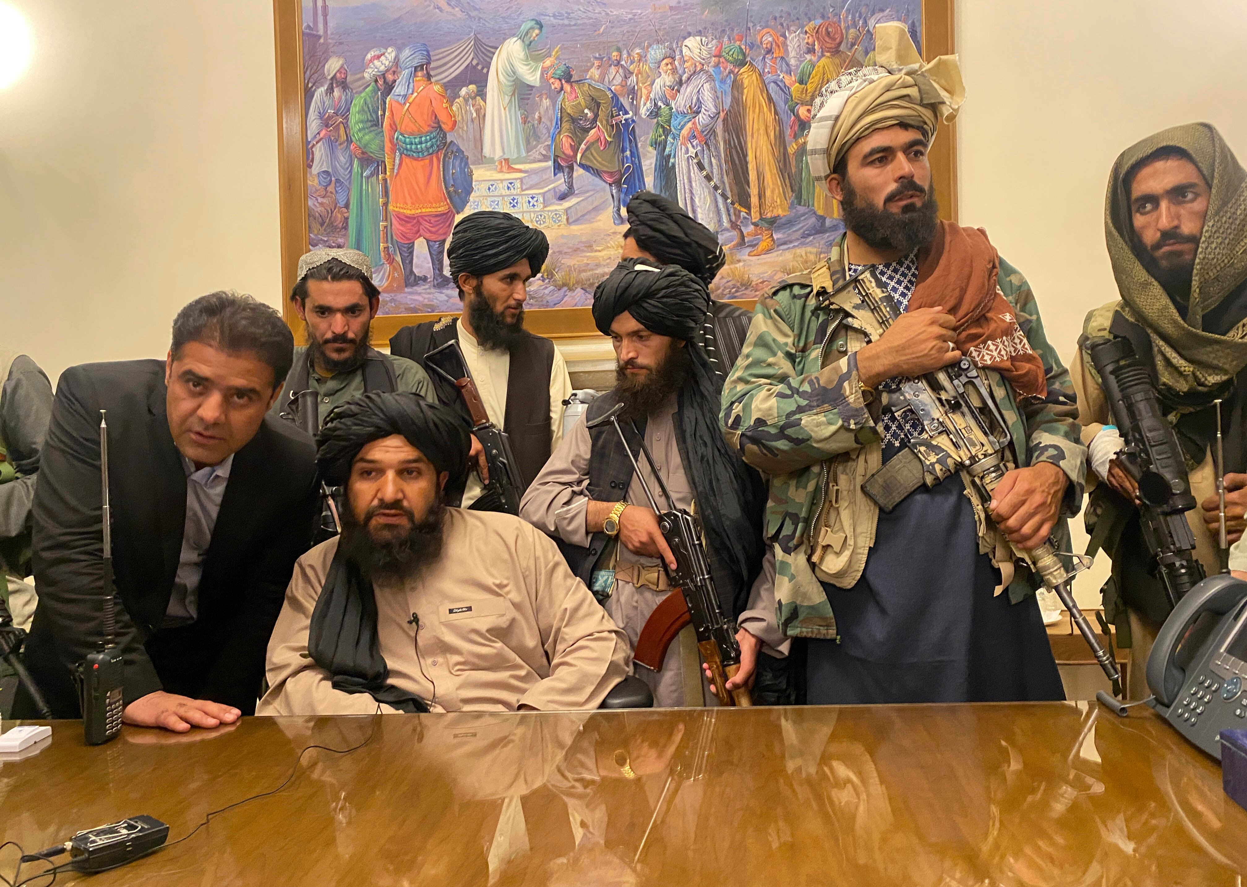 Talibanes posan para una foto en conmemoración a la toma de la capital afgana de Kabul, luego de que el presidente Ashraf Ghani, abandonara la ciudad (AP Photo/Zabi Karimi)