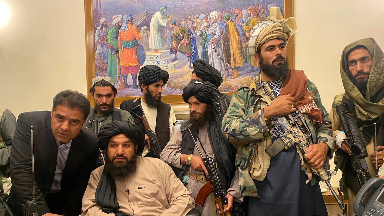 Talibanes posan para una foto en conmemoración a la toma de la capital afgana de Kabul, luego de que el presidente Ashraf Ghani, abandonara la ciudad (AP Photo/Zabi Karimi)