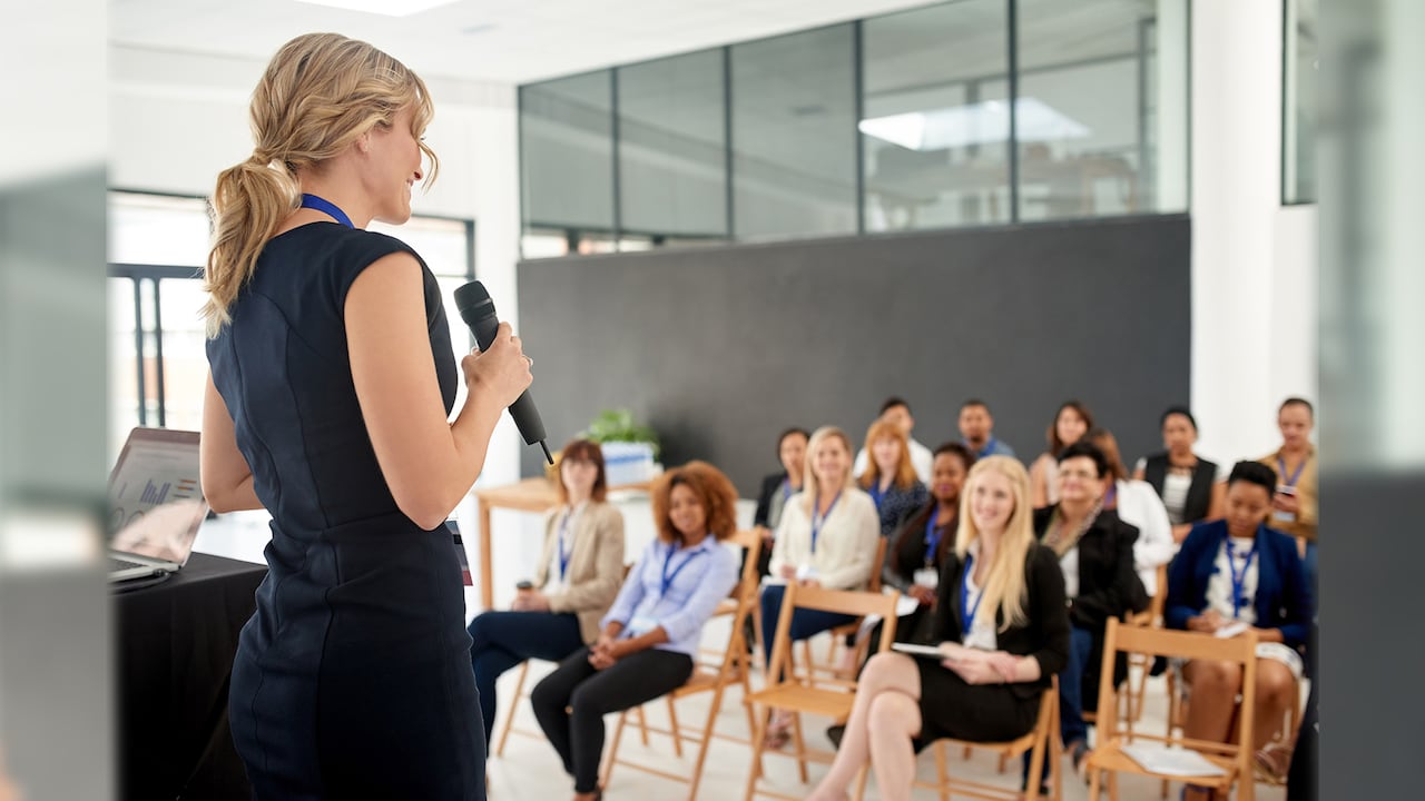 Menos de la mitad (48 por ciento) de los gerentes hombres creen que el liderazgo de su organización puede ser supervisado por una mujer.