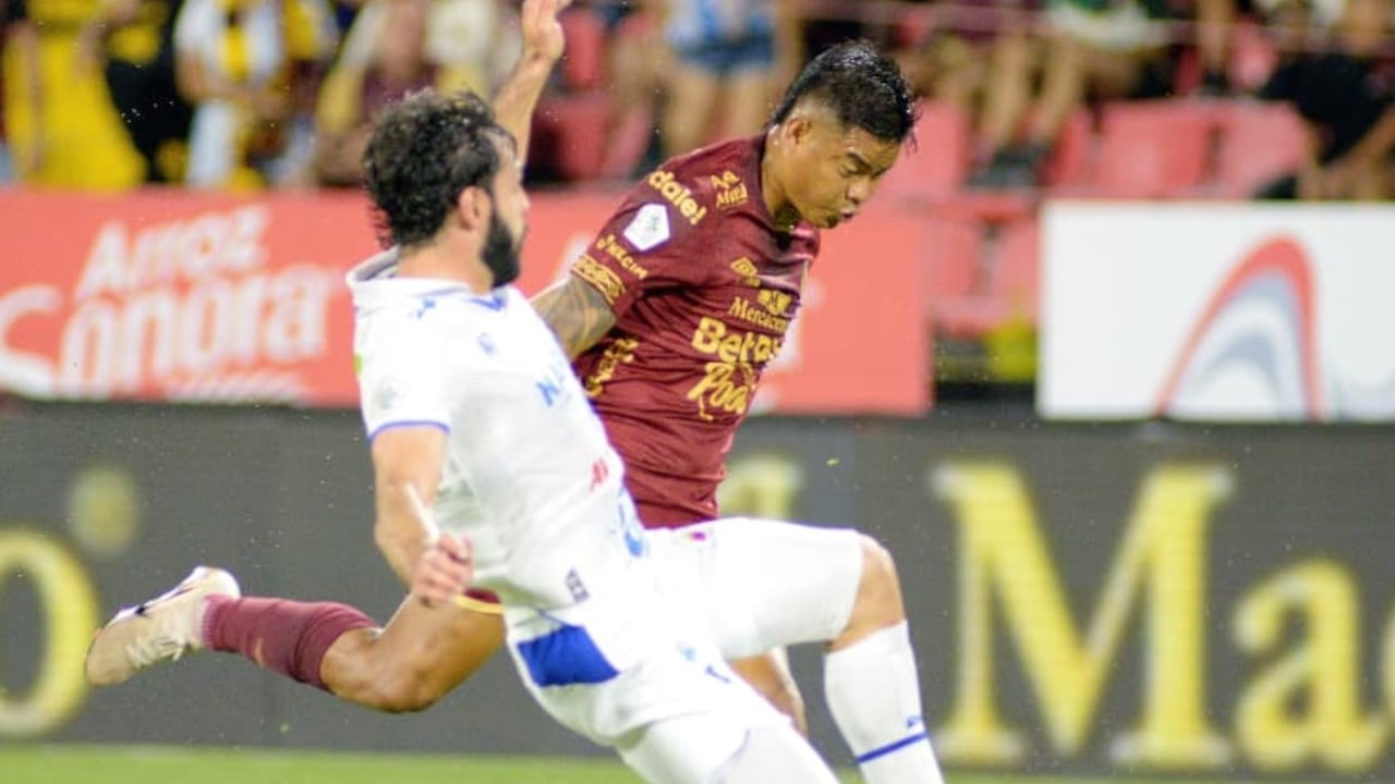 Nicolás Gil marca a Luis Sandoval.