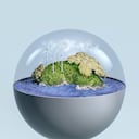 Una isla modelo se encuentra en el mar dentro de un globo terráqueo que representa la Tierra. La isla tiene árboles y turbinas eólicas que generan energía verde.