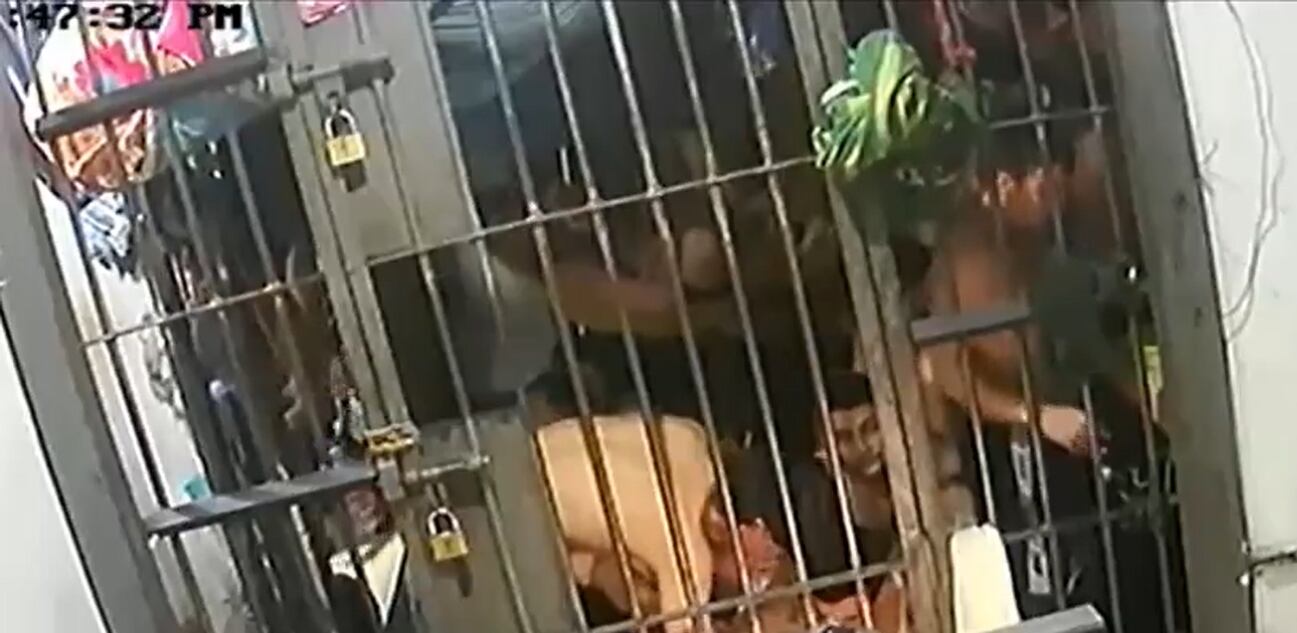 Zeus estaba internado en una celda común con varios reclusos.