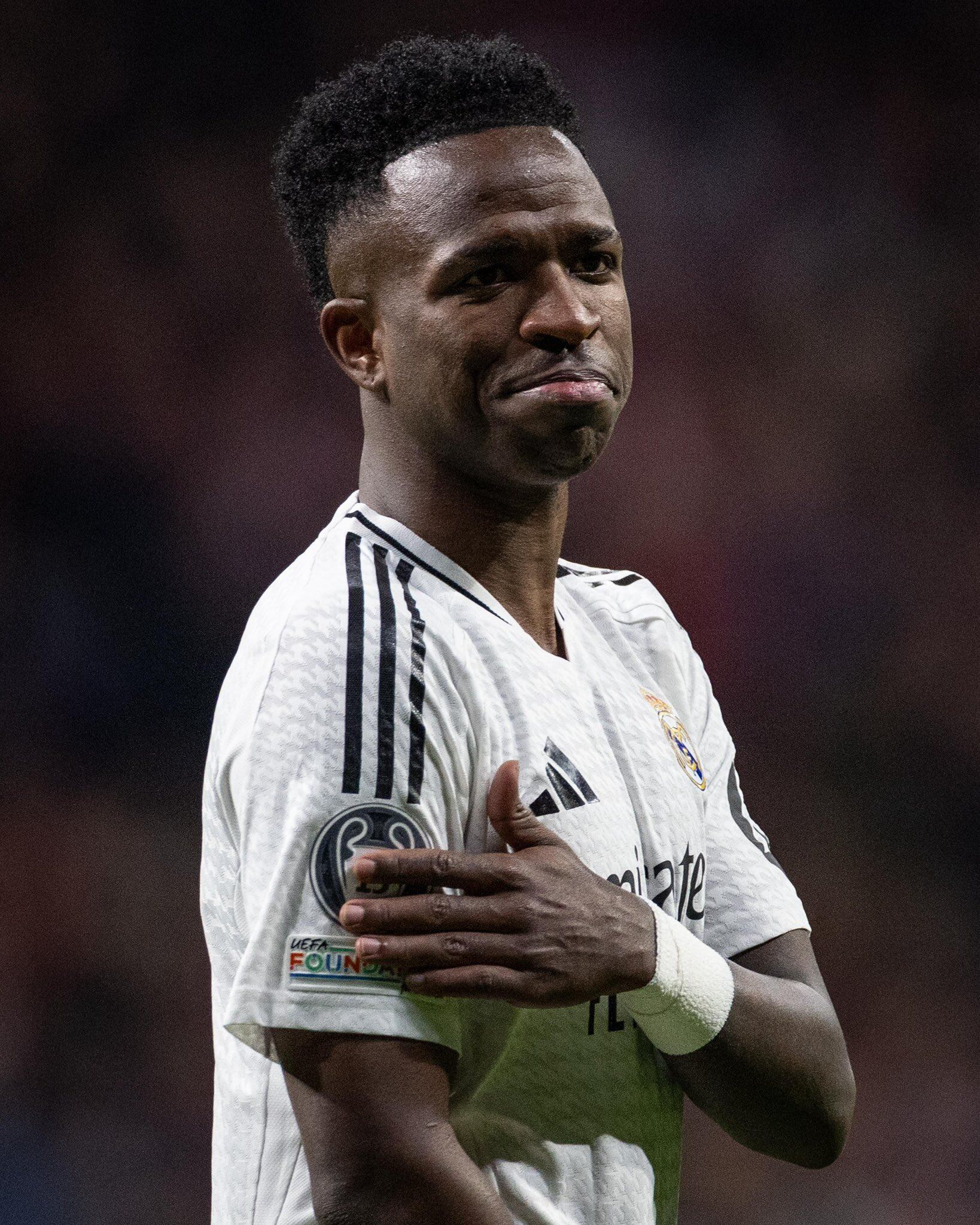 Vini señalando las 15 Champions del Real Madrid.