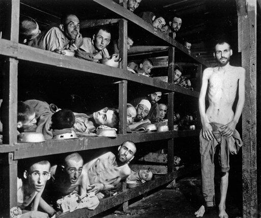 (Alemania)  La fotografía tomada el 16 de abril de 1945, muestra a los internos del campo de concentración alemán Buchenwald dentro de sus cuarteles, días después de que tropas americanas liberaron el campo.(AP Foto/Archivo)