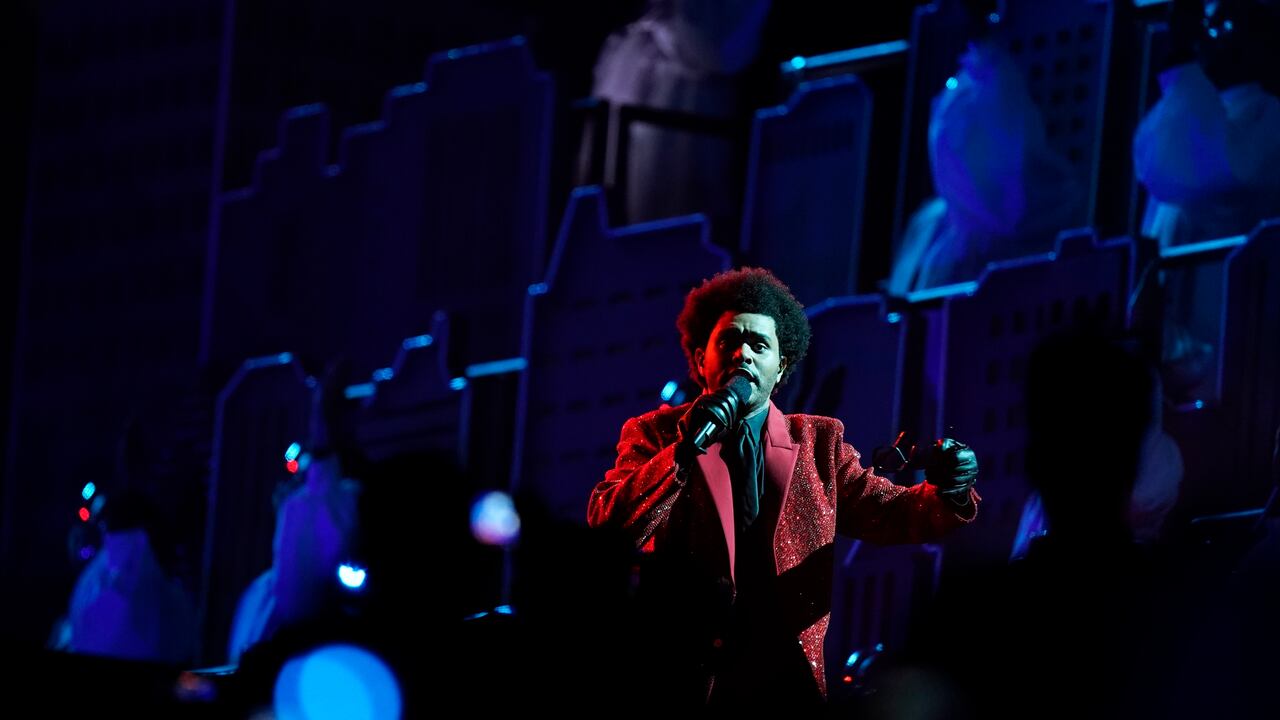 The Weeknd se presenta durante el medio tiempo del partido de fútbol americano del Super Bowl 55 de la NFL durante el espectáculo de medio tiempo del juego de fútbol americano del Super Bowl 55 de la NFL entre los Kansas City Chiefs y los Tampa Bay Buccaneers, el domingo 20 de febrero. 7 de octubre de 2021 en Tampa, Florida. (Foto AP / Mark Humphrey)