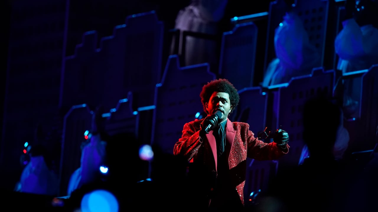 The Weeknd se presenta durante el medio tiempo del partido de fútbol americano del Super Bowl 55 de la NFL durante el espectáculo de medio tiempo del juego de fútbol americano del Super Bowl 55 de la NFL entre los Kansas City Chiefs y los Tampa Bay Buccaneers, el domingo 20 de febrero. 7 de octubre de 2021 en Tampa, Florida. (Foto AP / Mark Humphrey)