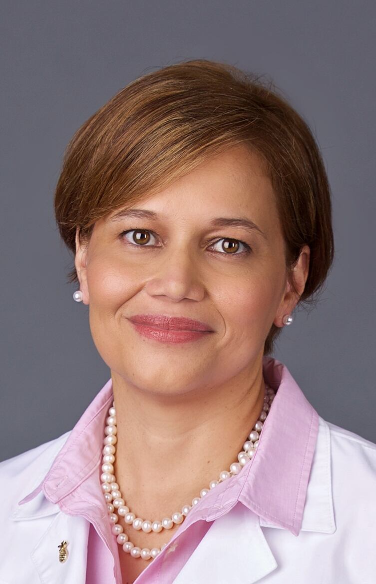 La Dra. Arelis E. Martir – Negron, médica en el Miami Cancer Institute, parte de Baptist Health South Florida