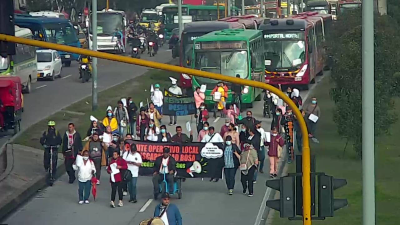 TransMilenio informó que se presenta un bloqueo en Autopista Sur donde varias personas se tomaron los carriles mixtos y troncal