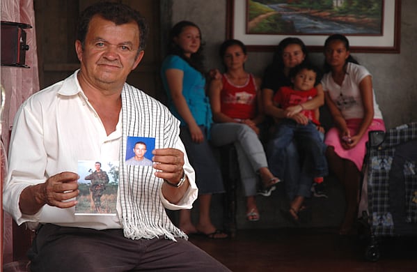 En la foto aparece el padre de Josué Calvo, Luis Alberto, y al fondo su hermana y sus primas. 