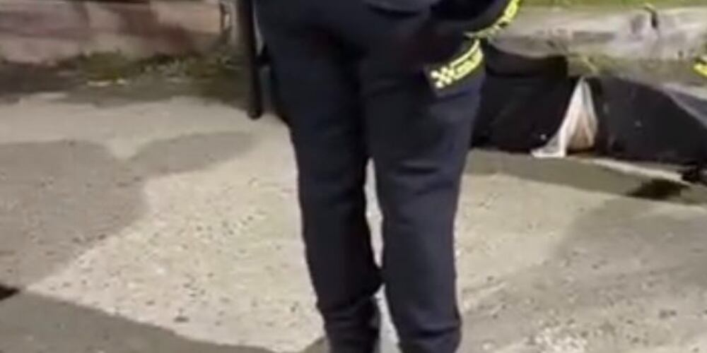 El presunto ladrón quedó muerto en el suelo.