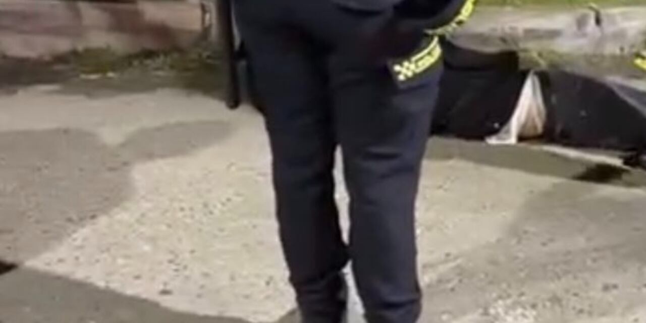 El presunto ladrón quedó muerto en el suelo.