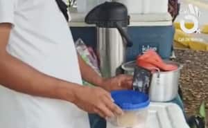 En el puesto venden tintos y comida.