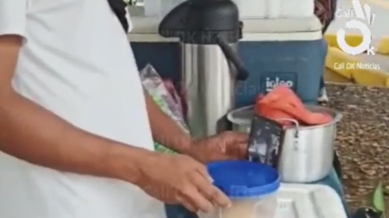 En el puesto venden tintos y comida.