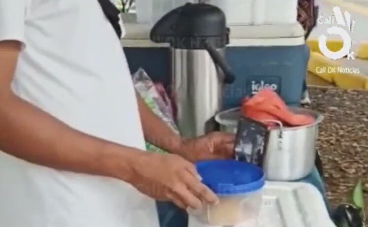 En el puesto venden tintos y comida.