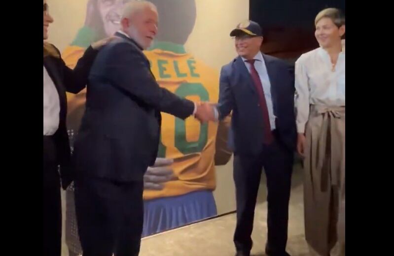 “Brasil se siente muy feliz de ser el país invitado de honor a la Feria del Libro de este año, luego de las invitaciones de 1995 y 2012. Intentaremos retribuir a Colombia invitándola a la Feria del libro de Sao Paulo, en septiembre de este año”, expresó Lula da Silva.