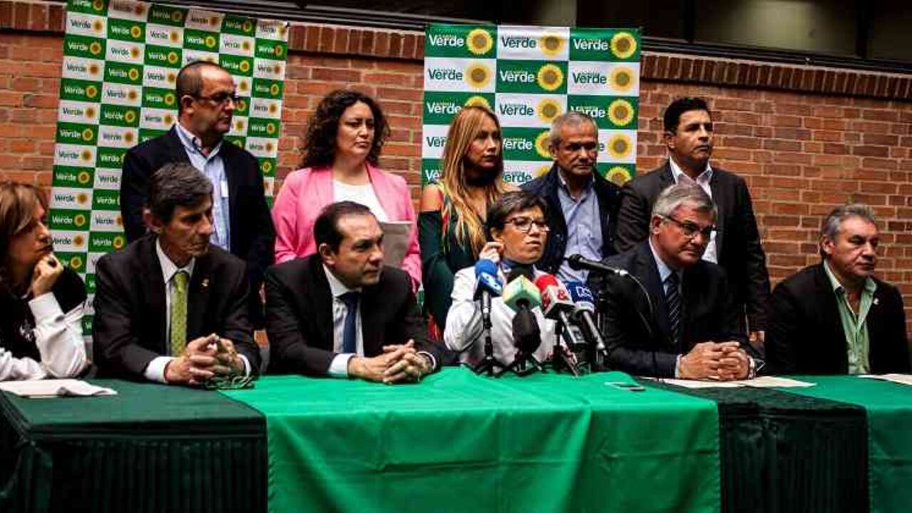 El Comité Promotor integrado por Claudia López, Antonio Navarro, Angélica Lozano, Antonio Sanguino y Rodrigo Romero presentó ante la Registraduría Nacional la Consulta Anticorrupción que tiene por objetivo poner a consideración de la ciudadanía siete temas para prevenir y castigar duramente a los políticos y contratistas corruptos en todo el país.