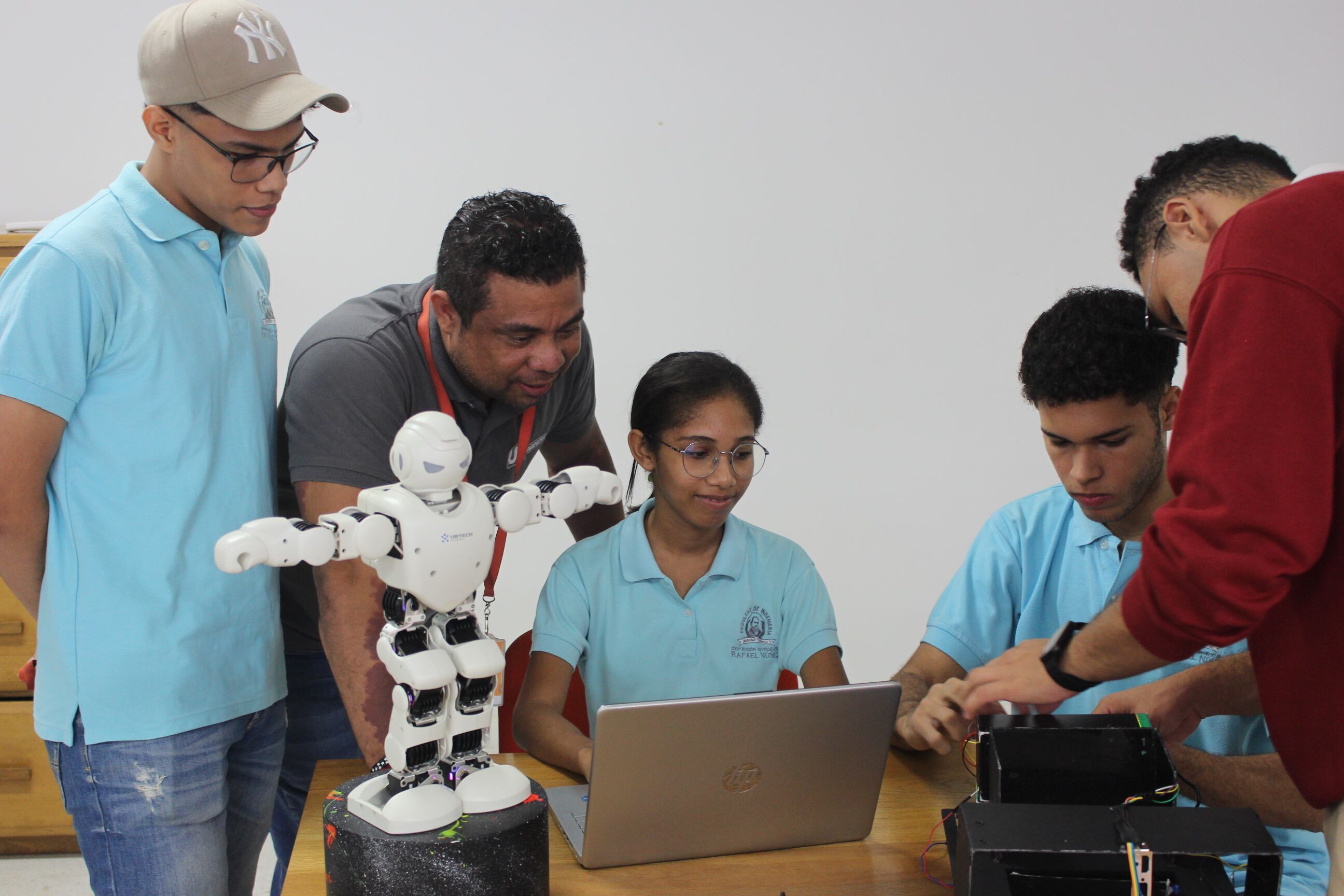 La institución establece convenios con universidades y organizaciones internacionales para promover la movilidad estudiantil, el intercambio académico y la participación en proyectos conjuntos.