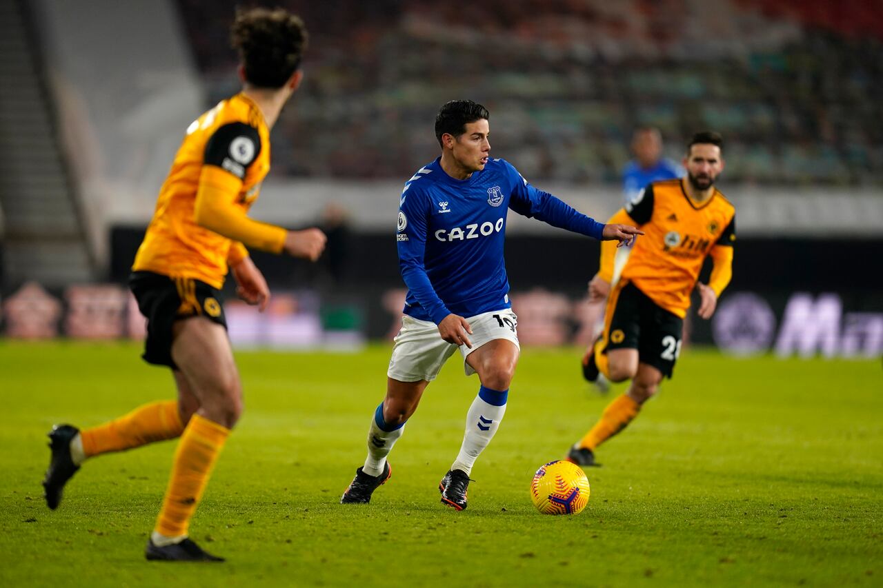 El centrocampista colombiano del Everton James Rodríguez (C) corre con el balón durante el partido de fútbol de la Premier League inglesa entre Wolverhampton Wanderers y Everton en el estadio Molineux en Wolverhampton, en el centro de Inglaterra, el 12 de enero de 2021 (Foto de Tim Keeton / POOL / AFP)