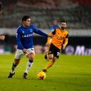 El centrocampista colombiano del Everton James Rodríguez (C) corre con el balón durante el partido de fútbol de la Premier League inglesa entre Wolverhampton Wanderers y Everton en el estadio Molineux en Wolverhampton, en el centro de Inglaterra, el 12 de enero de 2021 (Foto de Tim Keeton / POOL / AFP)