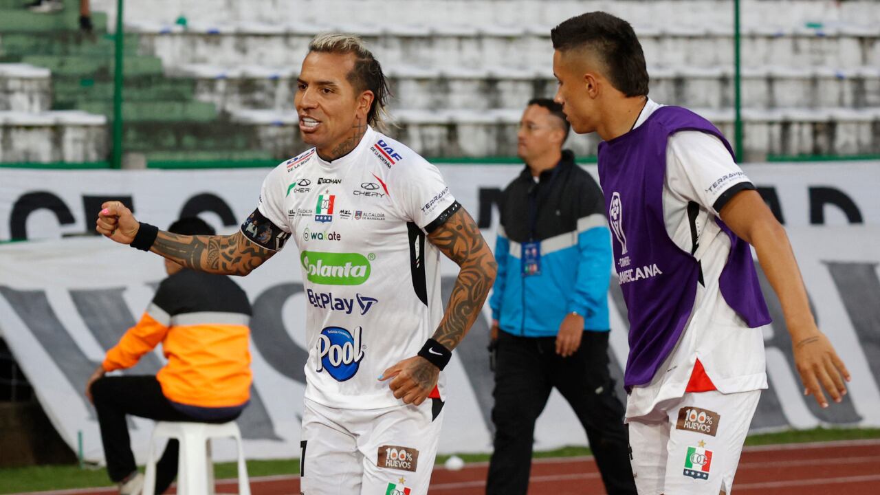Dayro Moreno celebrando su gol en el Once Caldas vs. Huracán por Sudamericana.