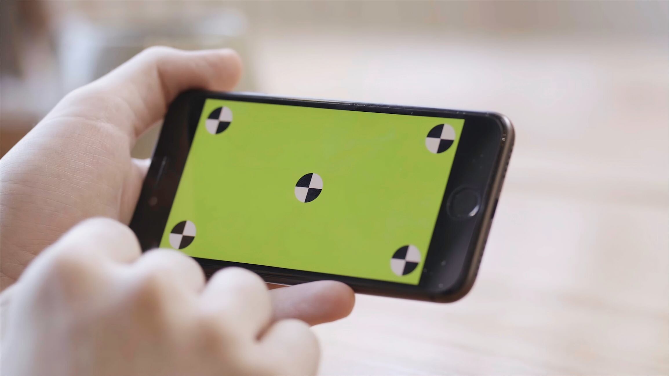 Persona jugando en un celular