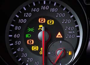 El testigo ABS en el tablero de un carro indica que hay una falla en el sistema de frenos del vehículo.