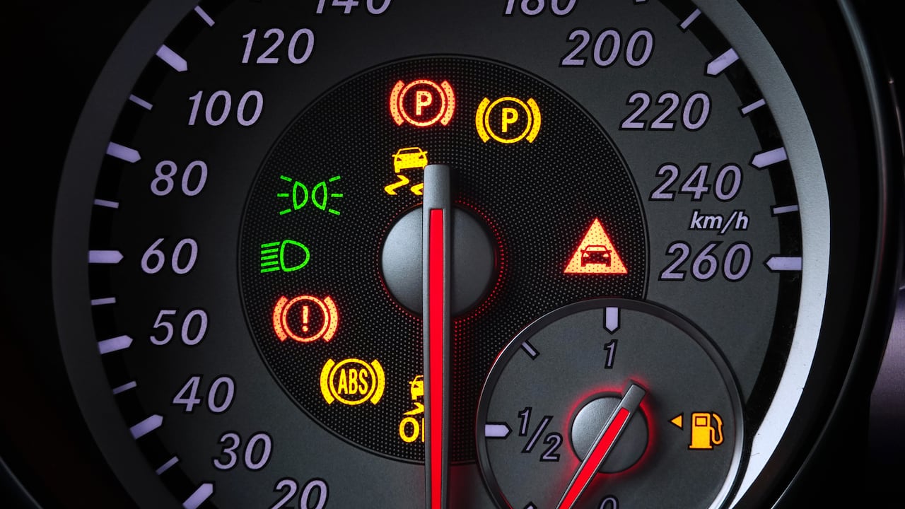 El testigo ABS en el tablero de un carro indica que hay una falla en el sistema de frenos del vehículo.