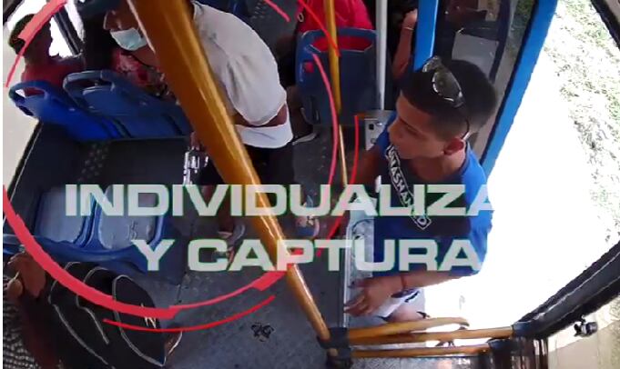 El atraco quedó registrado en las cámaras del bus.