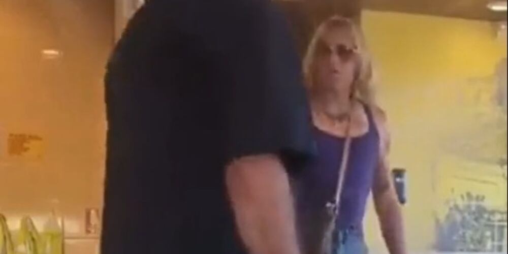 Hombre intersexual discute con el padre de una mujer.