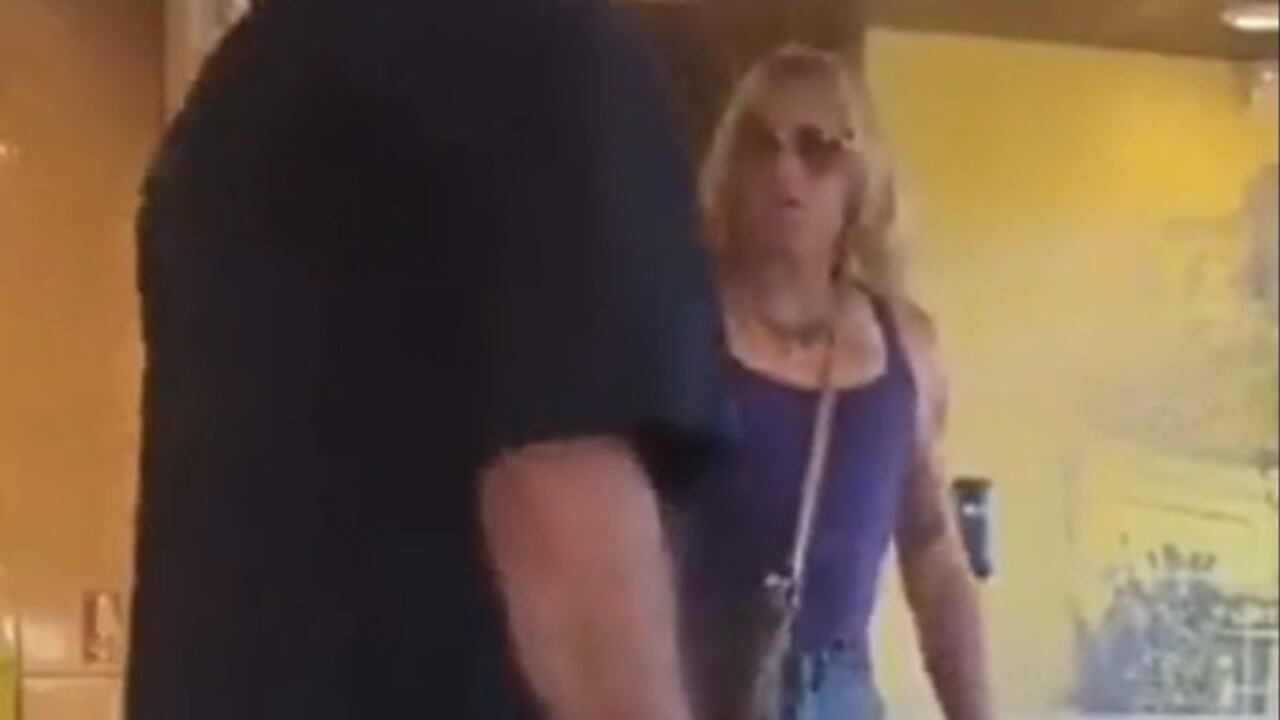 Hombre intersexual discute con el padre de una mujer.