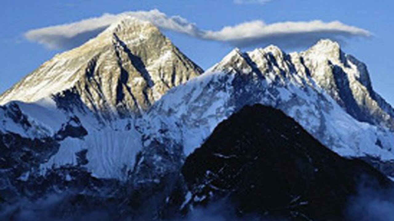 La altura oficial del Monte Everest es de 8.848 metros.