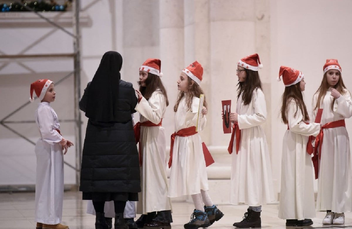 Un grupo de niños conversan en la Catedral de la Madre Teresa, en Kosovo, durante la misa de Navidad de medianoche.