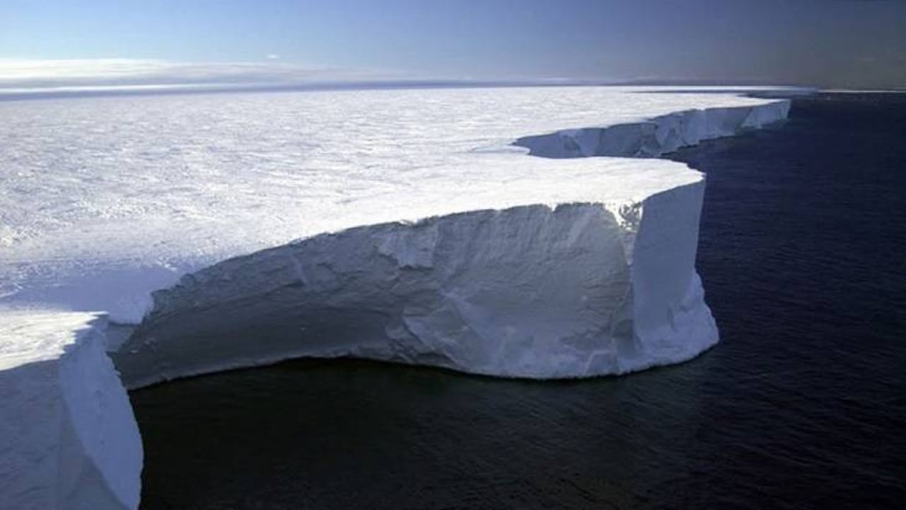 La mayoría de la barrera de hielo de Ross se localiza dentro de la Dependencia de Ross reclamada por Nueva Zelanda.
