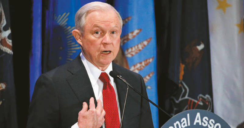 El fiscal general de Trump, Jeff Sessions, tuvo que recusarse y anunciar que se iba a apartar de las investigaciones sobre la intervención del Kremlin en la campaña. Pero eso no bastó para calmar el escándalo y muchos le están pidiendo renunciar.