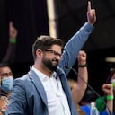 Gabriel Boric, presidente electo de Chile, saludando a sus partidarios.