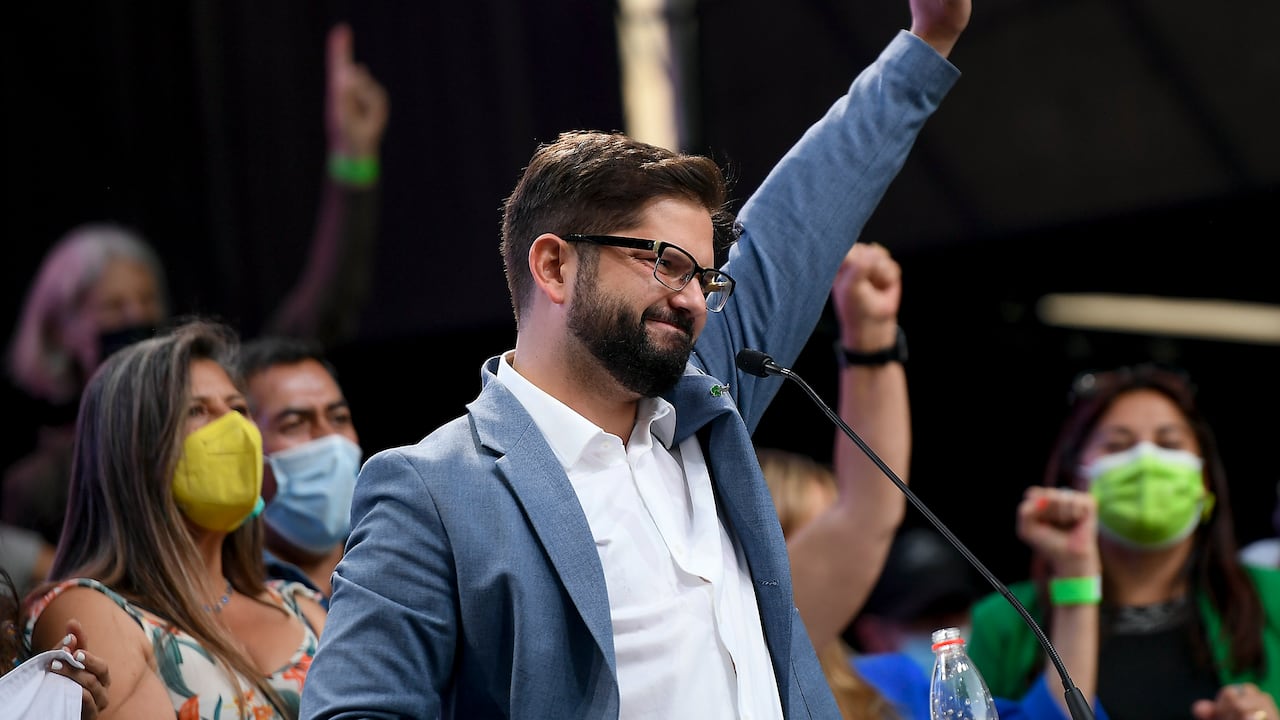 Gabriel Boric, presidente electo de Chile, saludando a sus partidarios.