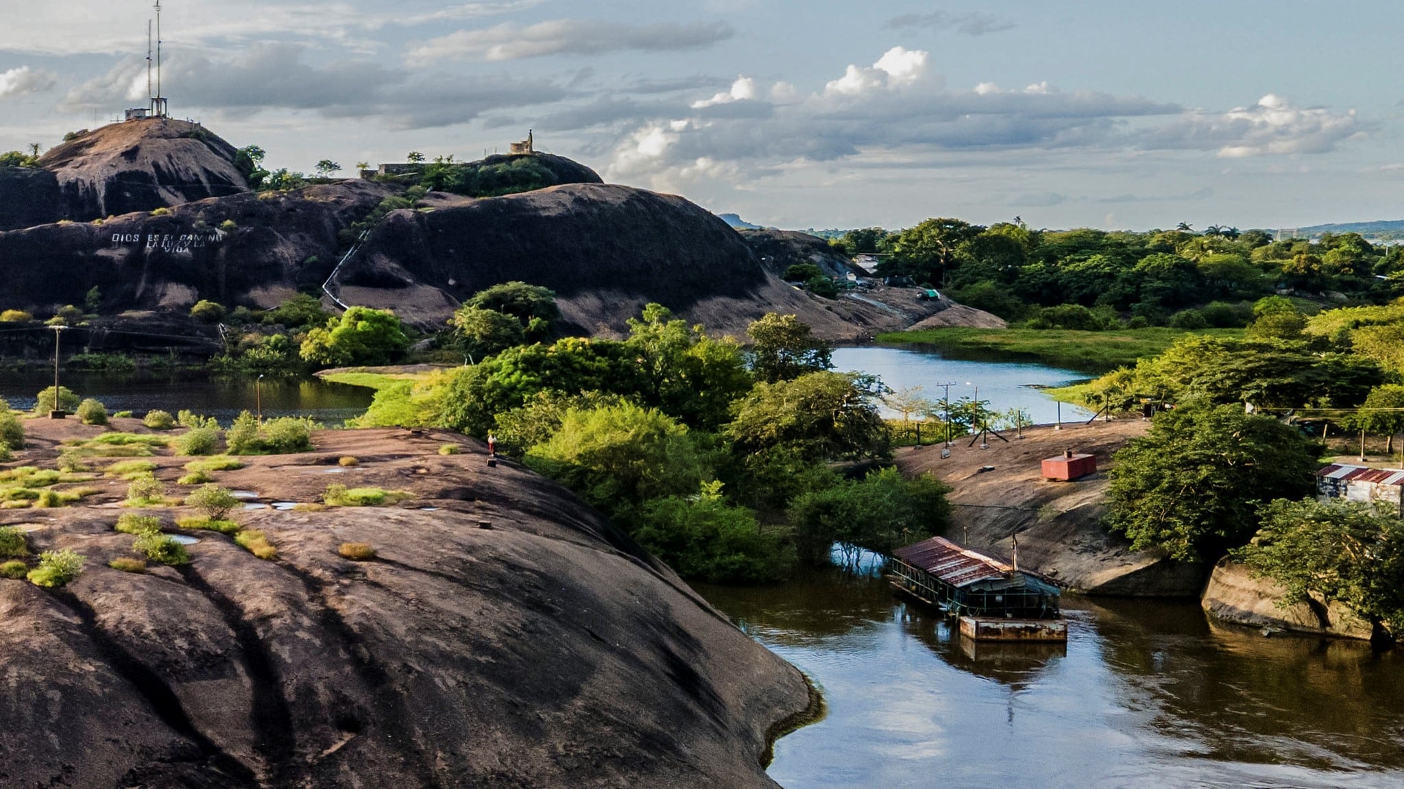 Desde el cerro de La Bandera se puede apreciar la desembocadura de los ríos Meta y Bita en el Orinoco.