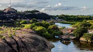 Desde el cerro de La Bandera se puede apreciar la desembocadura de los ríos Meta y Bita en el Orinoco.