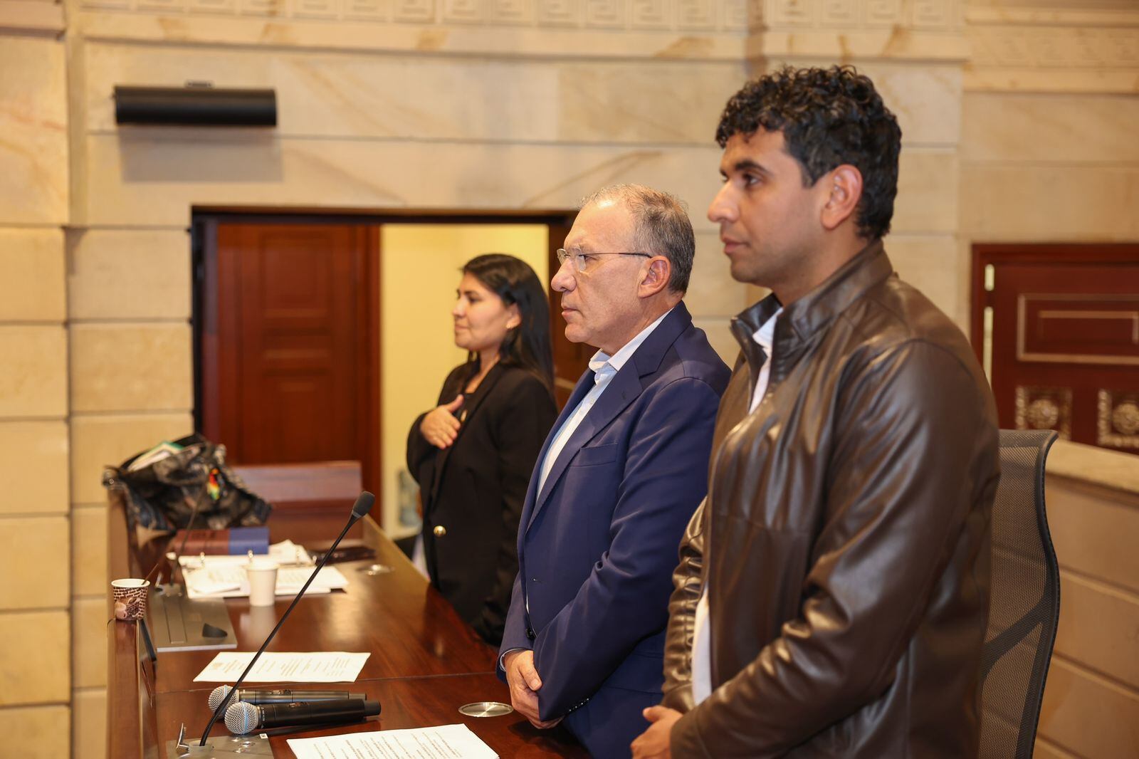 Víctimas del conflicto cuestionaron a David Racero y Roy Barreras por posar para la foto de instalación del Congreso Pleno y abandonar el recinto.