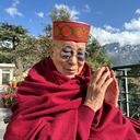 Partidarios del dalái lama afirman que el líder budista estaba “bromeando” con el joven. No obstante, víctimas de abuso sexual infantil han señalado que ser sexualizado por un adulto poderoso no es cosa de risa.