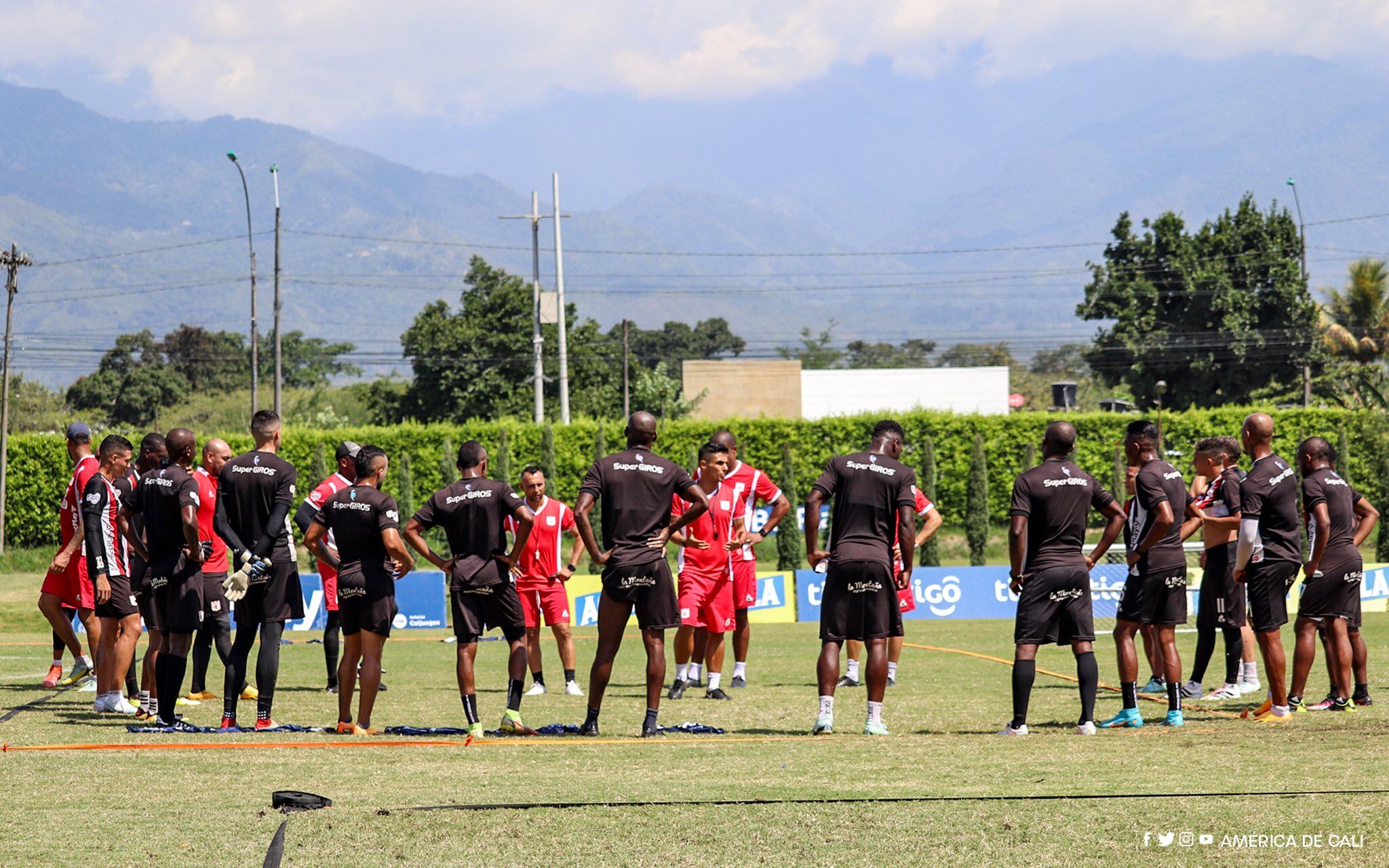 El plantel del América de Cali reunido en una sesión de práctica en su sede deportiva de Cascajal.